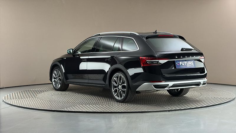 Škoda Superb 2.0 TSI DSG 4x4 Scout Combi - fotka 2 z 36