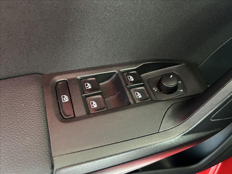 Seat Arona 1,0   TSI 85kW,FR,SERVISKA,1.M - fotka 8 z 26