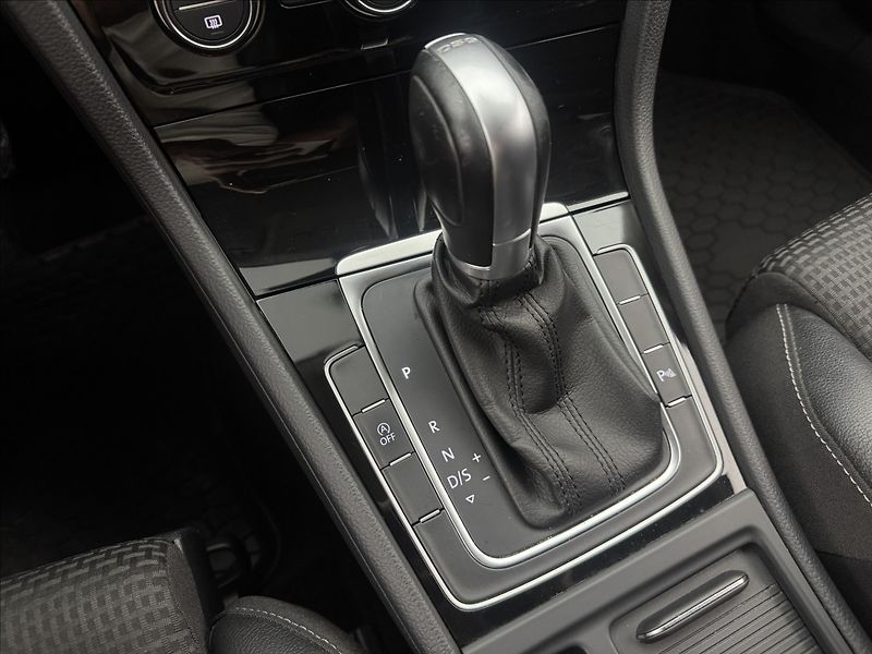 Volkswagen Golf 1,6 DSG DPH HIGHLINE 2XKOLA ČR - fotka 23 z 41