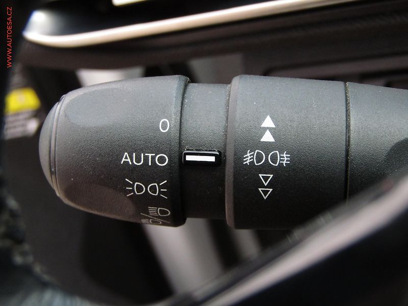 Peugeot 5008 (2018) 1.6 HDi, 1.maj,ČR, Active - fotka 14 z 22