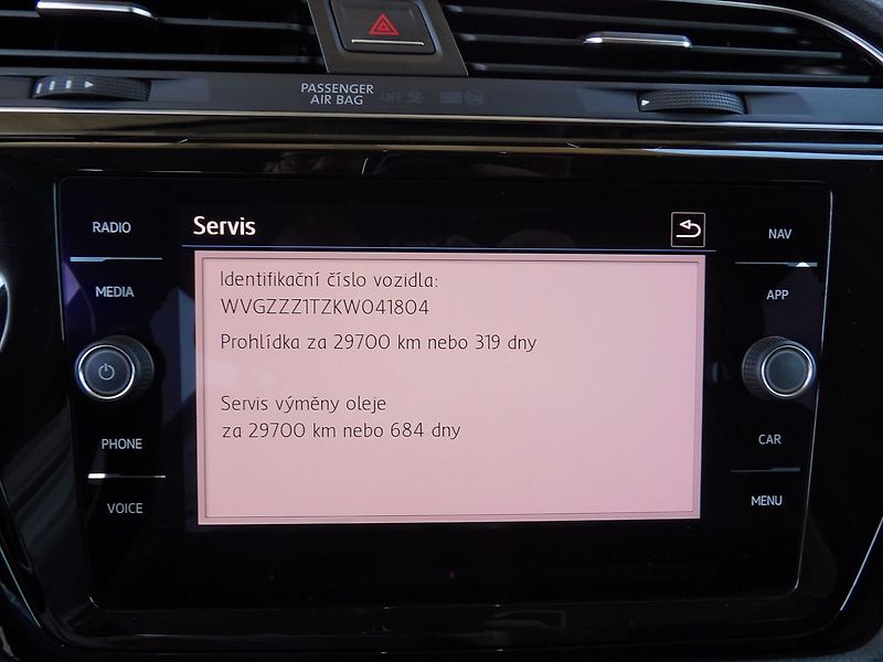 Volkswagen Touran 1.5TSI DSG Highline 7 míst TZ - fotka 34 z 37