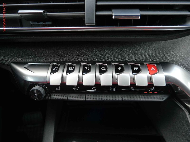Peugeot 5008 (2018) 2.0HDi, AT, LED, kamera - fotka 19 z 28
