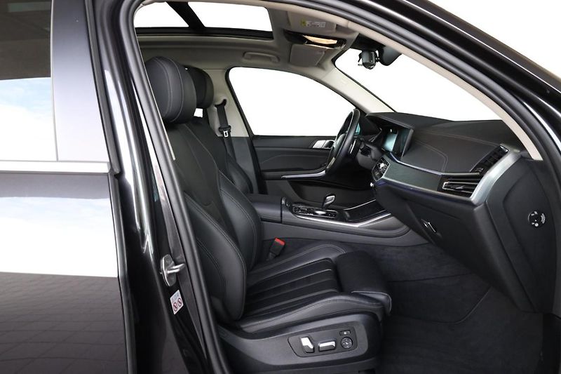 BMW X7 xDrive40i - fotka 25 z 32