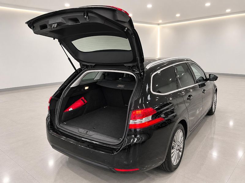 Peugeot 308 (2021) - fotka 6 z 24