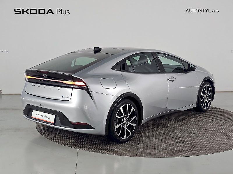 Toyota Prius (2025) 2.0L PHEV 223k Prestige Skyvie - fotka 2 z 33