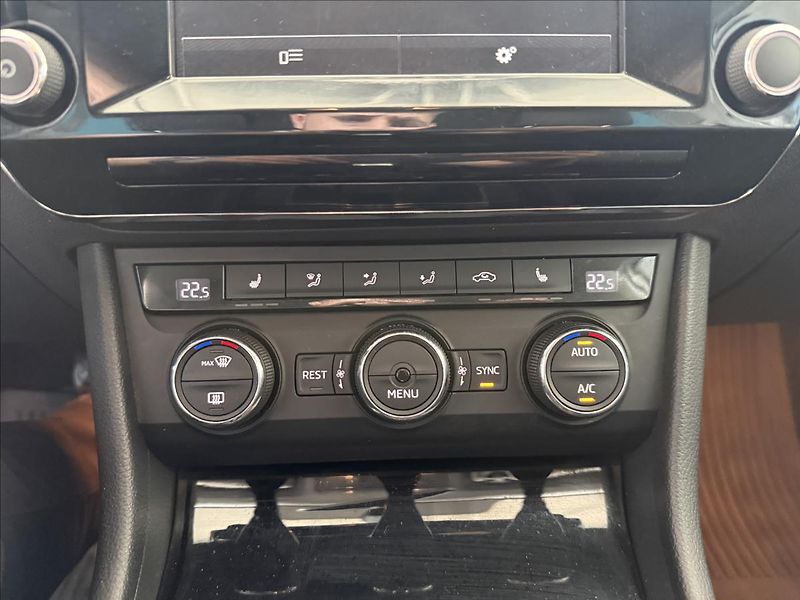 Škoda Superb 2,0   TDI 110kW,SERVISKA,ČR - fotka 20 z 29