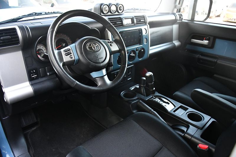 Toyota FJ Cruiser 4,0 VVT-i V6 AWD AT - fotka 9 z 50