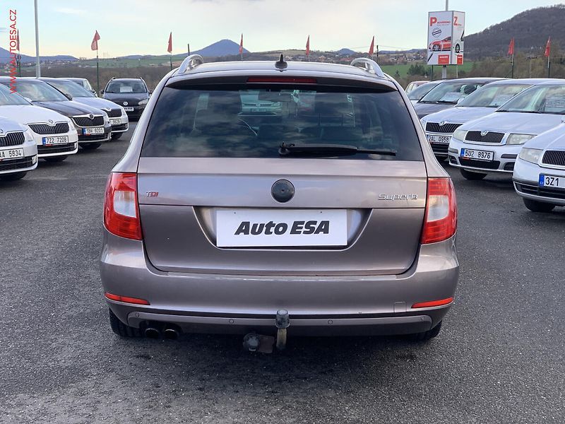 Škoda Superb (2010) 2.0 TDi, DSG, navi, xenon - fotka 5 z 23