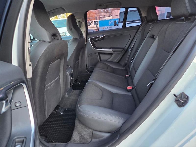 Volvo V60 2,0 120 KW D3 Automat tažné - fotka 18 z 27
