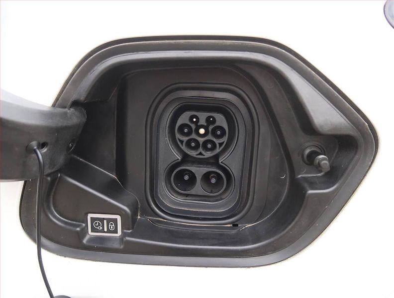 Opel Corsa (2023) Elegance 50 kWh, SoH 100% - fotka 25 z 26