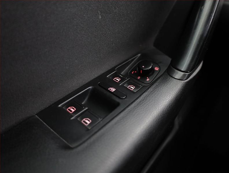 Volkswagen Passat (2011) 2.0 TDI, Tempomat - fotka 16 z 18