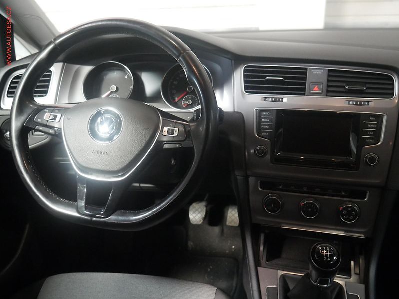 Volkswagen Golf (2015) 1.6TDi, AC, výhřev sed - fotka 13 z 19