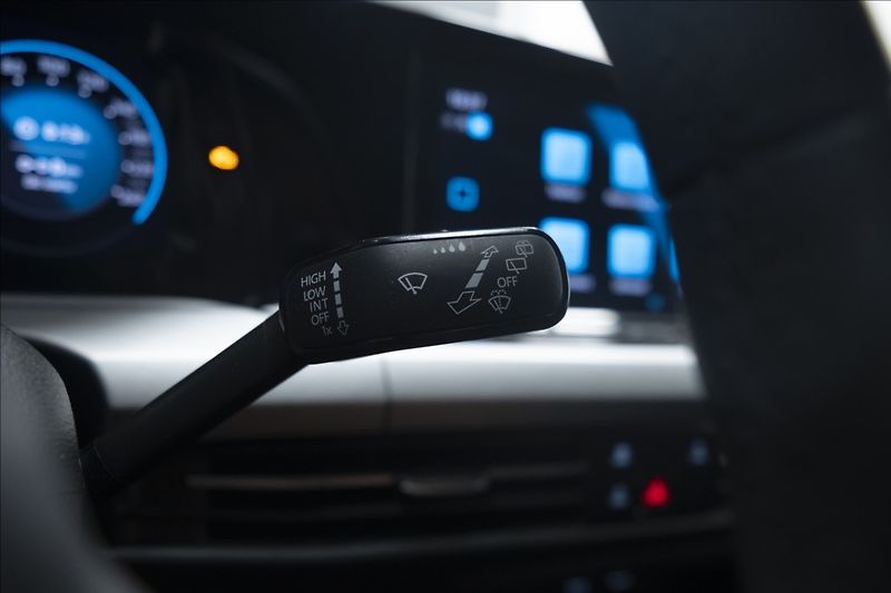 Volkswagen Golf 1,5 eTSI DSG KAMERA VÝHŘEV ČR - fotka 29 z 44