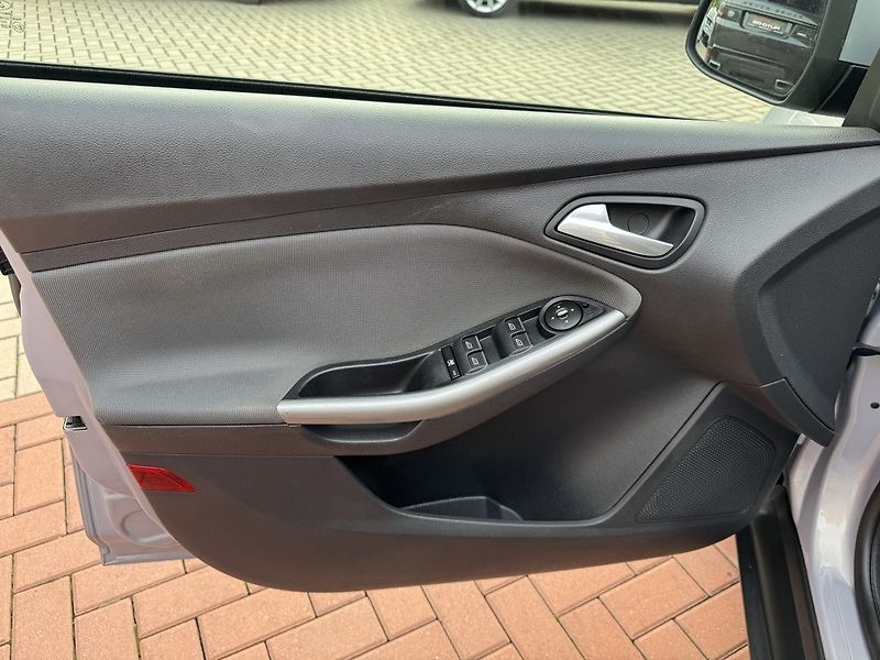 Ford Focus (2011) 1.6Ti-VCT Klima Parkování - fotka 27 z 48