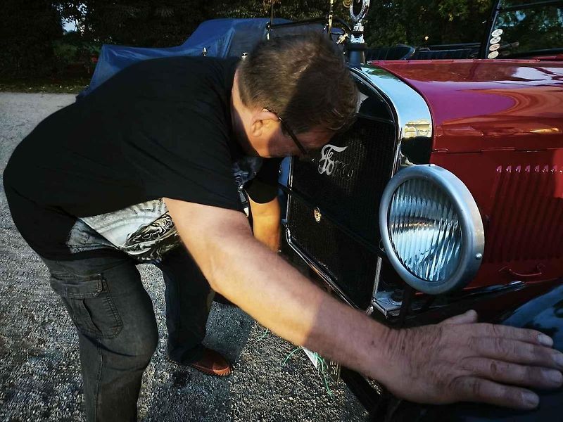 Nastartovat auto našich předků není žádná legrace.