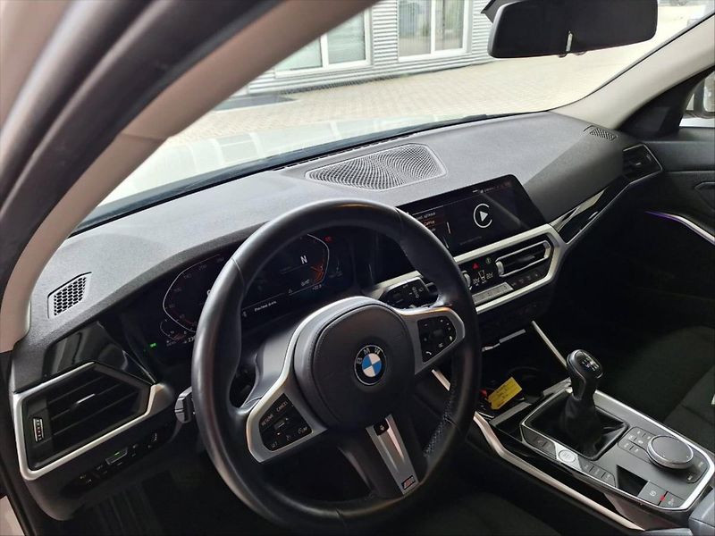 BMW Řada 3 Touring 2,0 320d 140kW CZ DPH - fotka 3 z 33