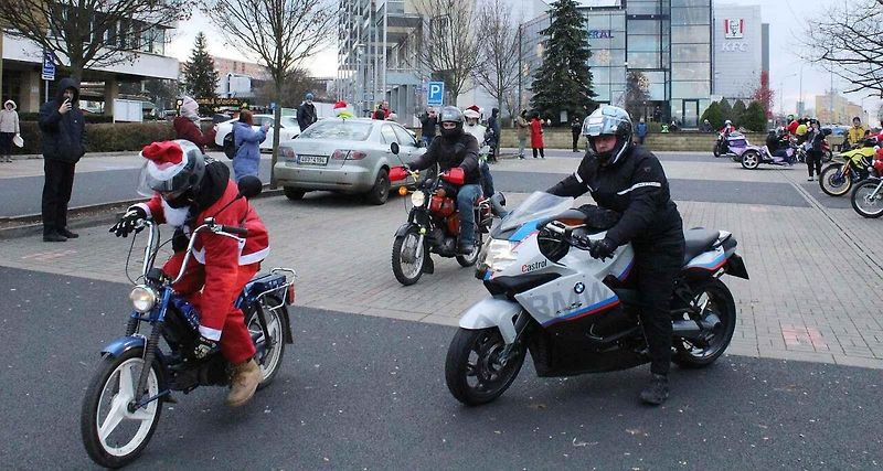 Konvoj motorkářů převlečených za Santa Clause již pošesté projel centrem města Mostu. Na snímku je nádherně vyzdobený 