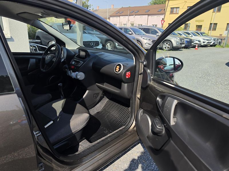 Toyota Aygo 1.0 i Navigace  Vyhřev sedadel - fotka 13 z 15