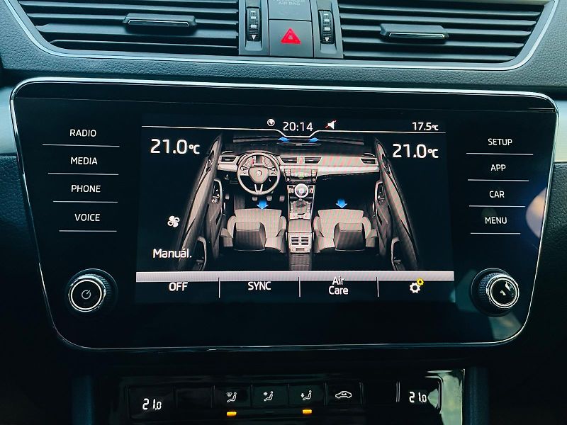 Škoda Superb 2.0TDI AUTOMAT SENZORY LED - fotka 40 z 49