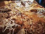 My jsme si dali pizzu napůl se smažákem a řízkem.