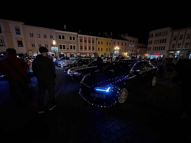 Start Vánoční jízdy na Velkém náměstí v Kroměříži, 17. prosince 2023.
