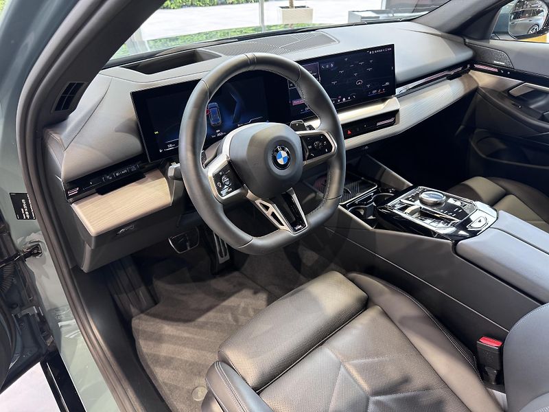 BMW Řada 5 520d xDrive Touring M-Sport - fotka 8 z 29