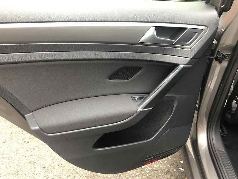 Volkswagen Golf Variant (2013) 1,6TDI DSG Comfortl. Nez. top. - fotka 30 z 65
