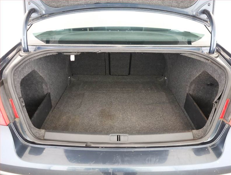 Volkswagen Passat (2009) 2.0 TDI, po STK, plně pojízdný - fotka 13 z 13