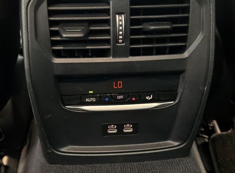 BMW i4 M50 xDrive GC 360k HuD Laser - fotka 15 z 32