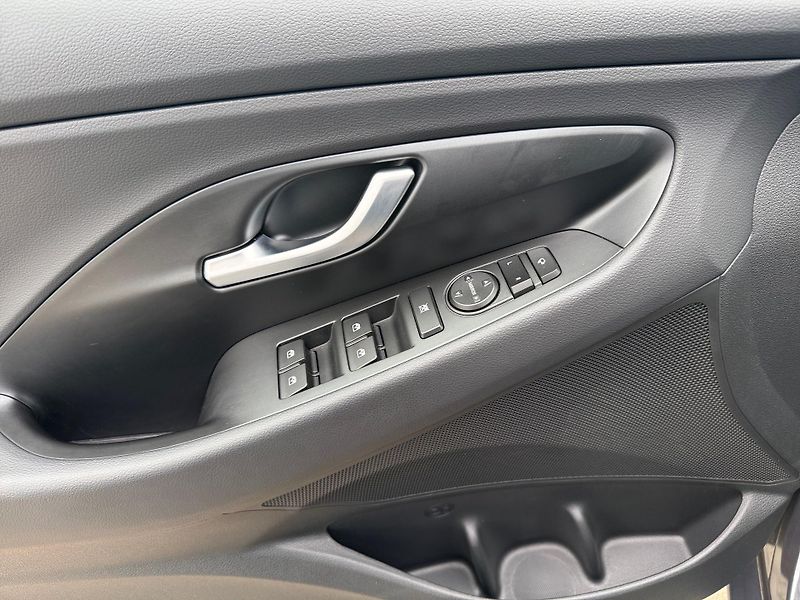 Hyundai i30 (2025) 1,5 T-GDi 103 kW STYLE - fotka 14 z 24