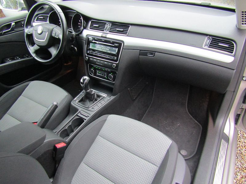 Škoda Superb (2011) 1.6 TDI 77kW - fotka 14 z 45