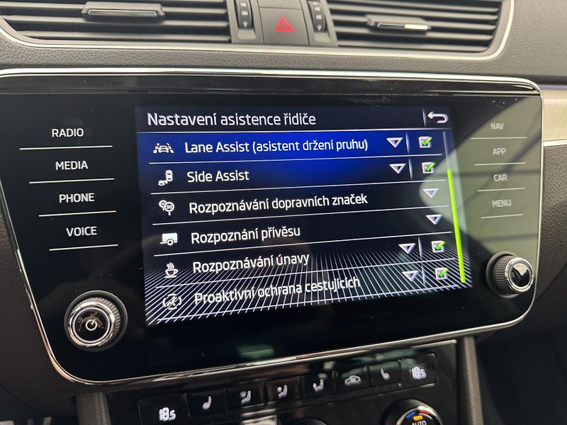 Škoda Superb 1.4tsi*Plug-In*160kw*L&K*PANO* - fotka 38 z 44