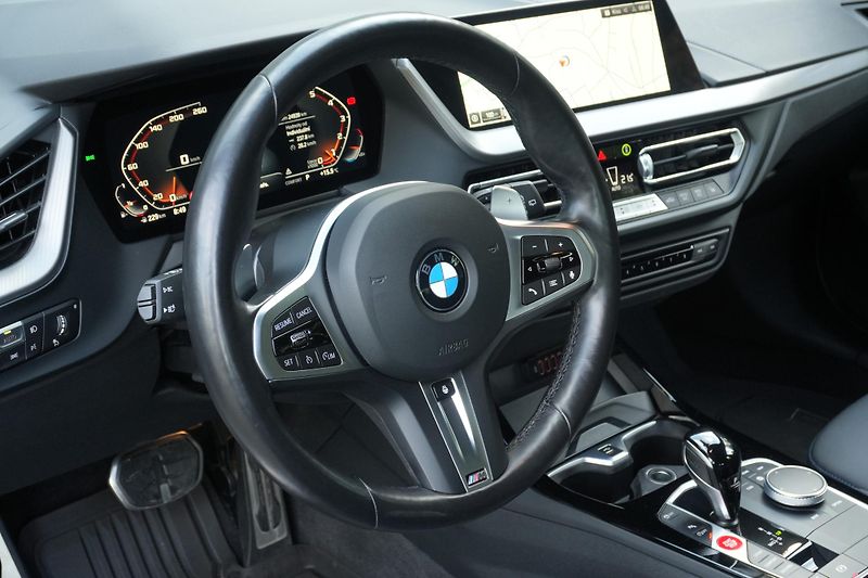 BMW Řada 1 M135i xDrive, Harman, Komfort - fotka 9 z 32