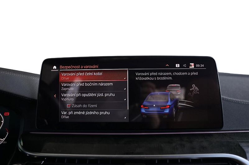 BMW Řada 5 M550i xDrive - fotka 13 z 30