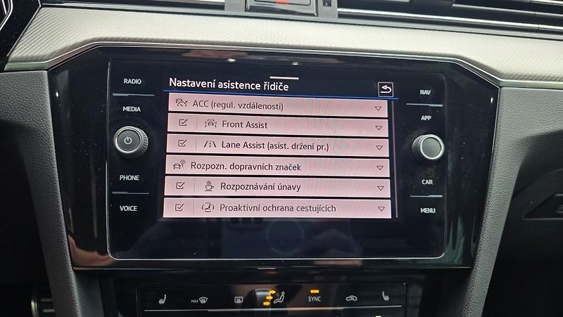 Volkswagen Passat (2023) 2.0 TDI 110kW DSG R-line - fotka 30 z 37