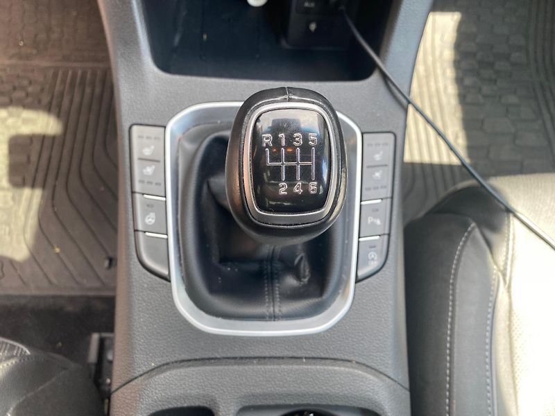 Hyundai i30 1.4 - PREMIUM - NÍZKÉ KM - fotka 15 z 16