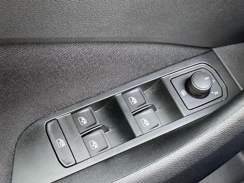 Škoda Kamiq (2023) 1.0 TSI Ambition - fotka 19 z 32