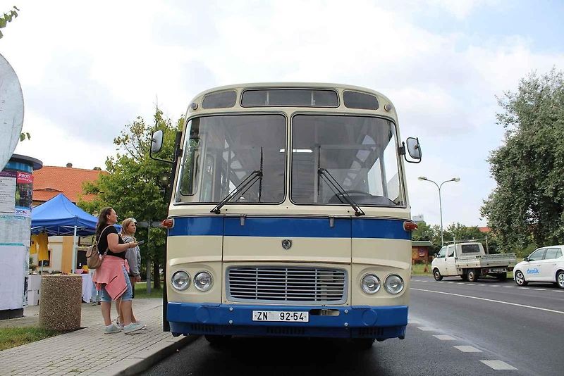 Dva dny si mohli zájemci prohlížet historický autobus Karosa ŠL11 z roku 1979, který na stanovišti před přesunutým kostelem Nanebevzetí Panny Marie v Mostě vystavoval Dopravní podnik měst Mostu a Litvínova.