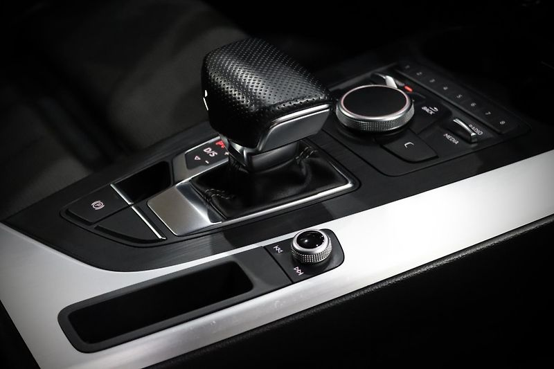 Audi A4 2.0 TFSI ultra 140 kW S line - fotka 16 z 49