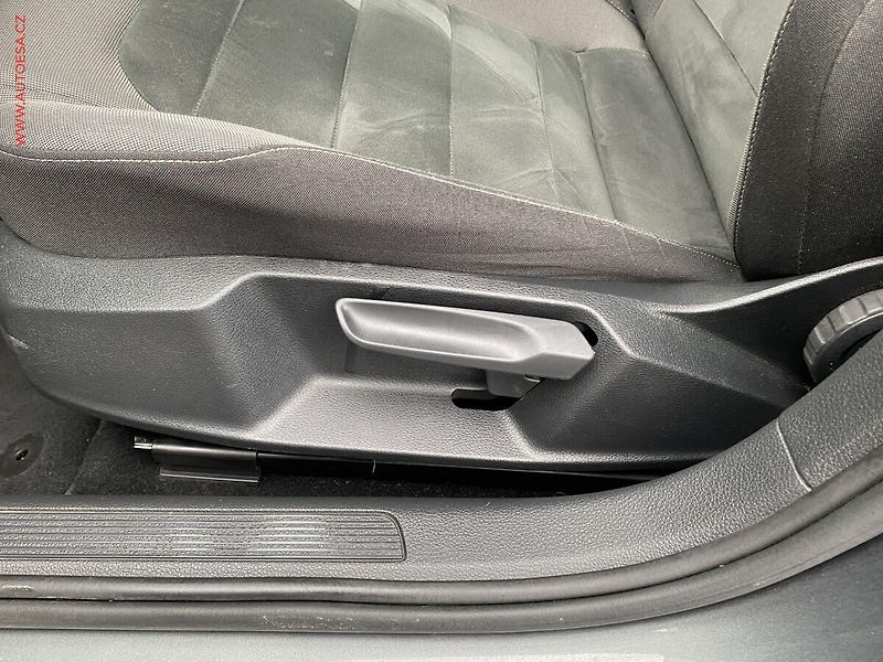 Volkswagen Golf (2018) 2.0 TDi, Highline, DSG, LED - fotka 14 z 19