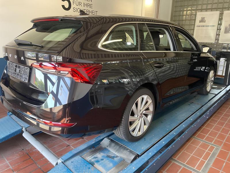Škoda Octavia 2.0TDI 110kW DSG Style DPH - fotka 2 z 4