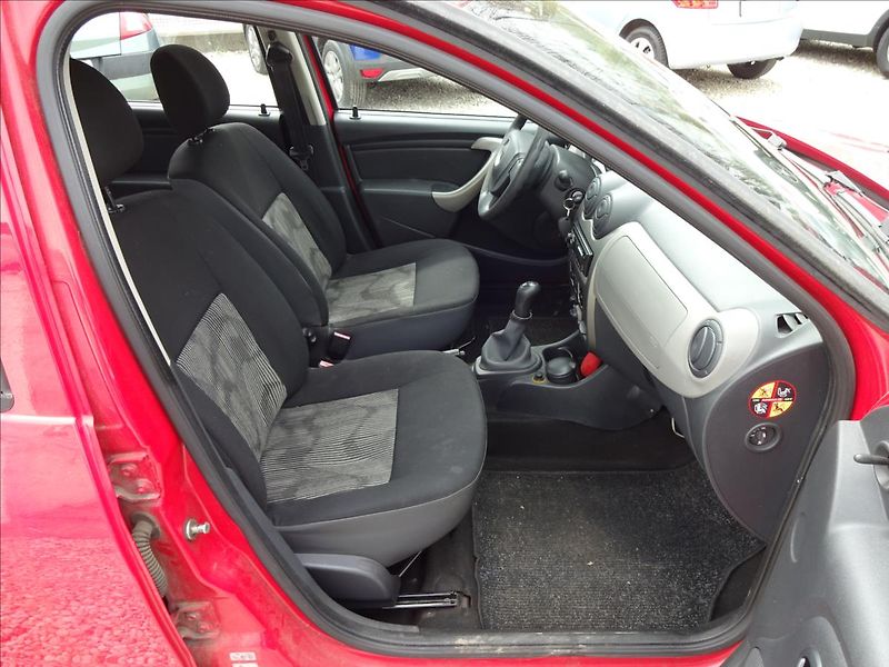 Dacia Sandero 1,4i 55kW - fotka 29 z 39