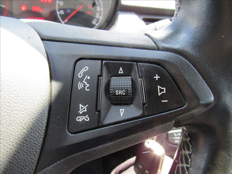 Opel Corsa 1,2 i 51kW - fotka 18 z 29