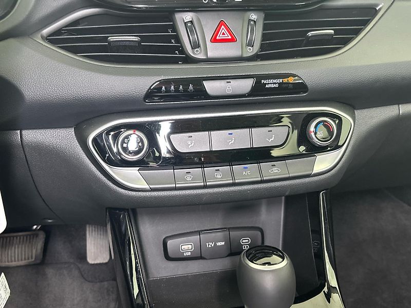 Hyundai i30 Smart DCT - fotka 19 z 27