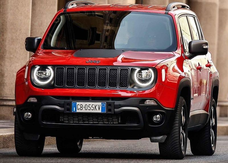 Dvě výkonné motory pod kapotou má čím dál více vozů
