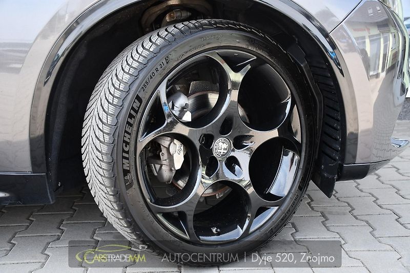 Alfa Romeo Stelvio 2.2D VELOCE Q4 H&K PANOR TAŽNÉ - fotka 48 z 53