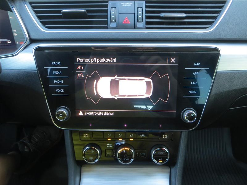 Škoda Superb 2,0 TDI Ambition DSG ČR - fotka 17 z 24