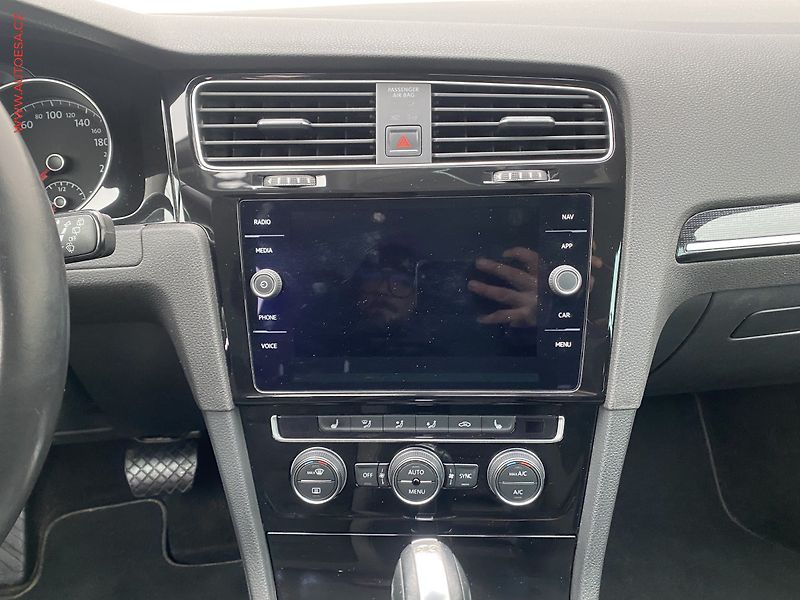 Volkswagen Golf (2018) 2.0 TDi, Highline, DSG, LED - fotka 12 z 19