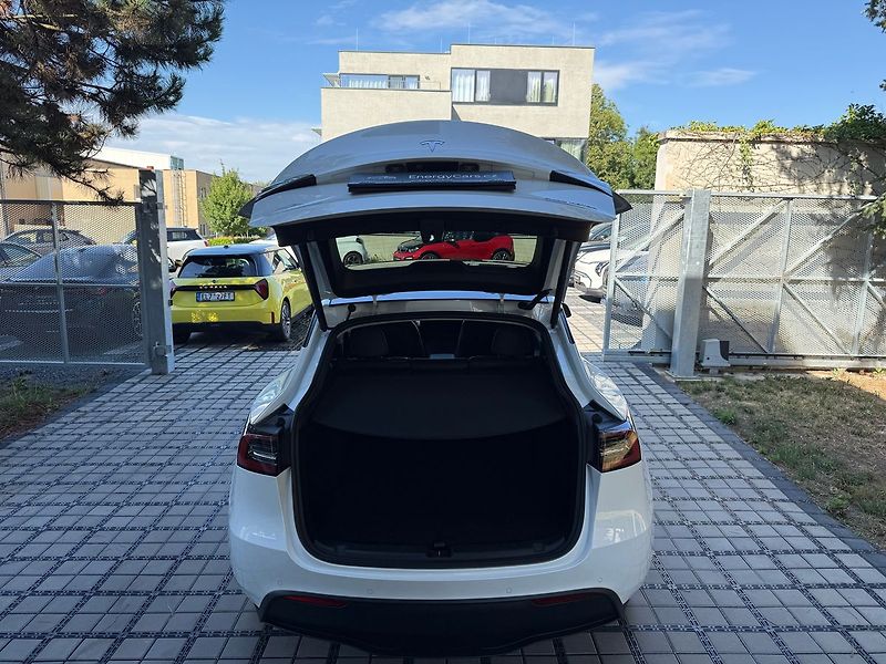 Tesla Model Y Long Range AWD - fotka 34 z 39
