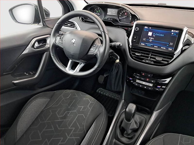 Peugeot 2008 (2017) 1.2 PureTech, Serv.kniha - fotka 7 z 18